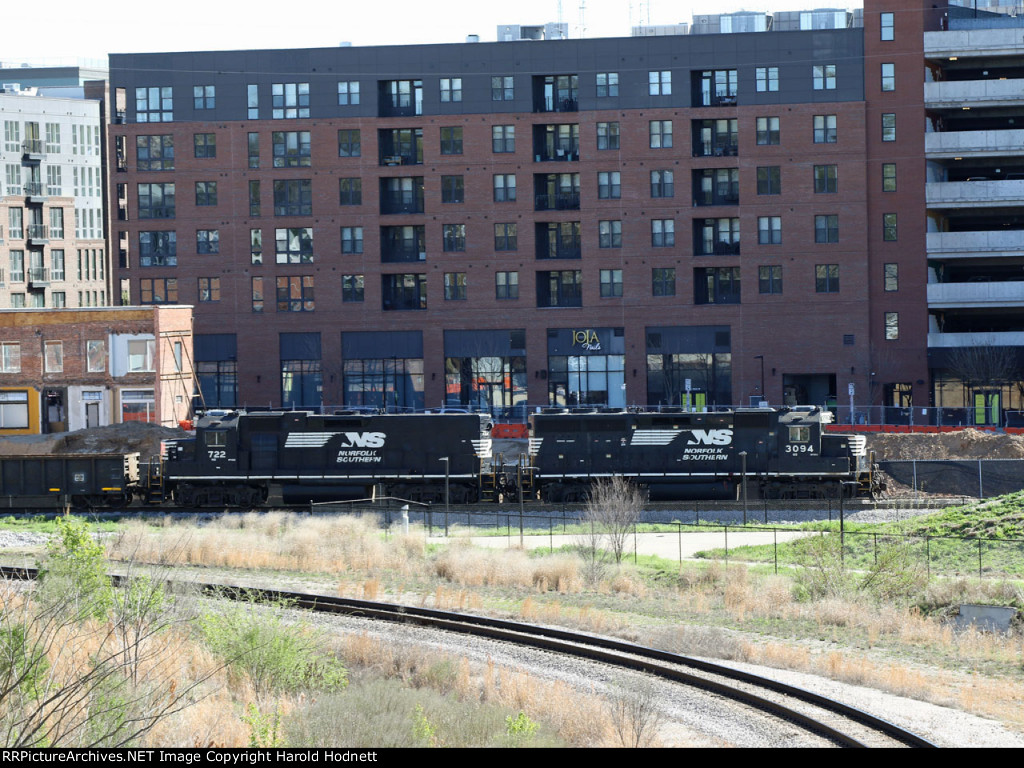 NS 3094 & 722 lead train P59-08 thru the connection track towards Hunt